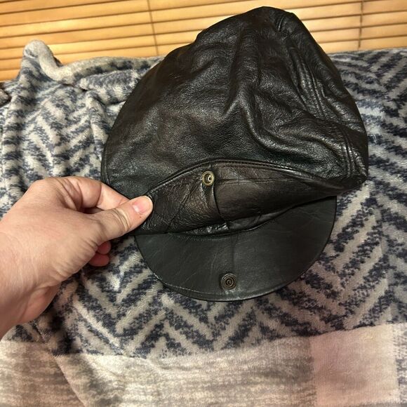 Black Leather Driving Cap / Flat Cap with Snap Front - Picture 4 of 6